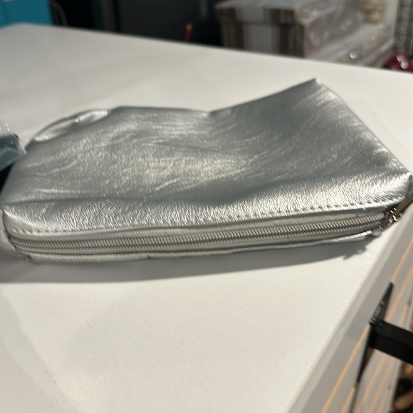 Reversible handbag with gold on one side and silver on the other - Picture 4 of 14